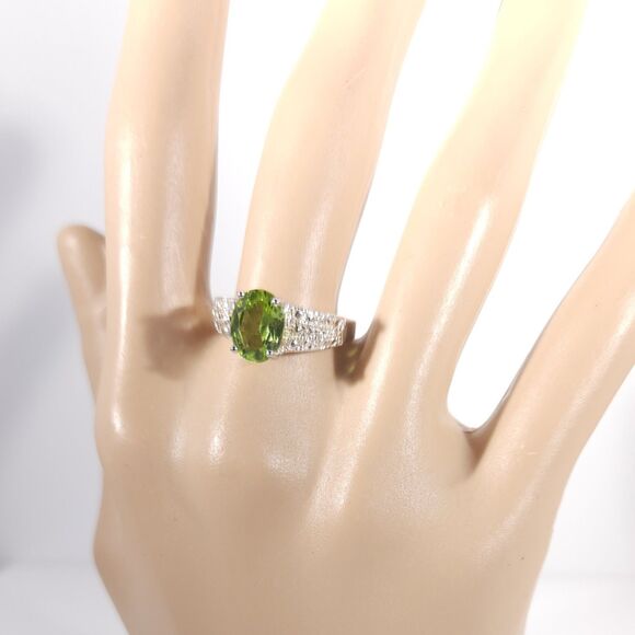 Peridot 1.9 Carats Ring Size 7 - Picture 7 of 8